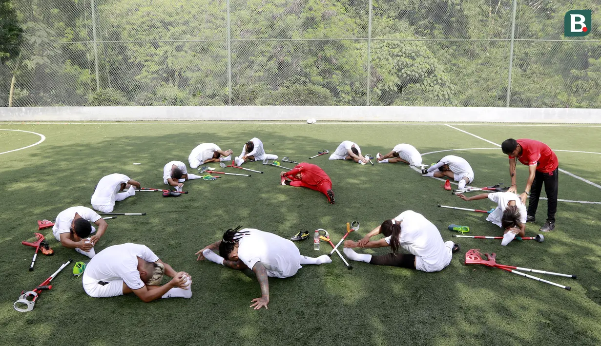 Pemain Timnas Amputasi Indonesia melakukan latihan di Sports Club Serena Mansion, Jakarta, Selasa (28/6/2022). Latihan tersebut merupakan persiapan jelang berlaga di Piala Dunia Sepakbola Amputasi atau World Amputee Football Federation (WAFF) World Cup 2022 di Turki pada Oktober 2022. (Bola.com/M Iqbal Ichsan)
