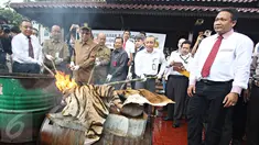 Petugas Bareskrim Polri membakar kulit harimau saat pemusnahan barang bukti bagian hewan yang dilindungi, Jakarta, Selasa (2/2). Barbuk berupa kulit, tulang, dan taring harimau, kerapas penyu, off set penyu dan kulit buaya (Liputan6.com/Immanuel Antonius)