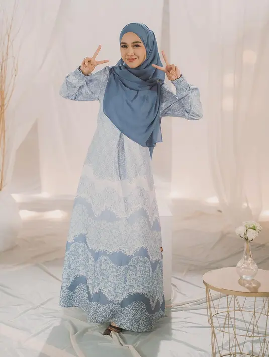Ria Ricis tampil dengan sebuah dress lengan panjang bernuansa biru yang bermotif cantik. Ia padu padankan penampilannya dengan hijab biru muda polos yang serasi. [Foto: Instagram/raffinagita1717]
