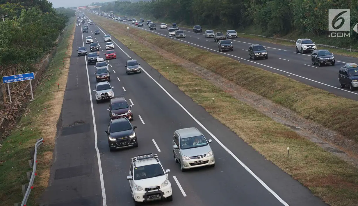Sejumlah kendaraan melintasi Jalan Tol Cipali di kawasan Majalengka, Jawa Barat, Sabtu (8/7). Diberlakukannya sistem satu arah atau one way menyebabkan jalur Trans Jawa dari arah Palimanan menuju Cikampek ramai lancar pada H+3 Lebaran. (Liputan6.com/Immanuel Antonius)