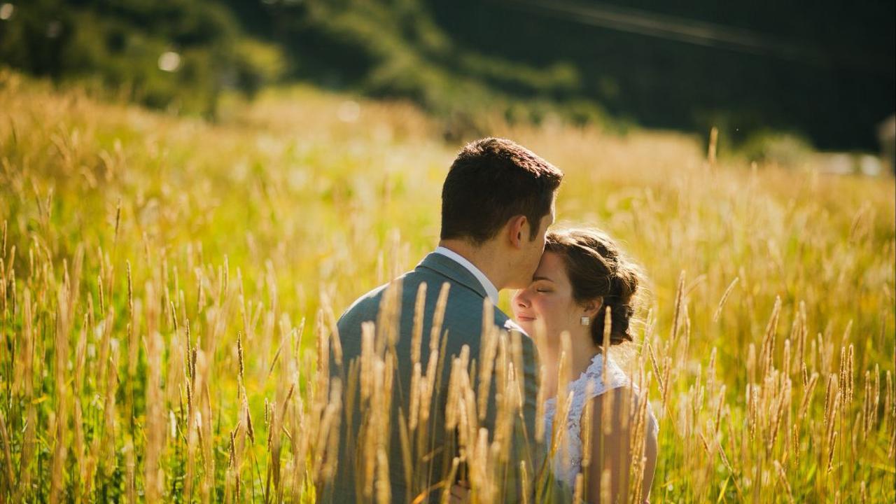 39. "Aku menghargai Tuhan karena membawa kamu ke dalam hidupku. Happy anniversary, Sayang! I love you!"