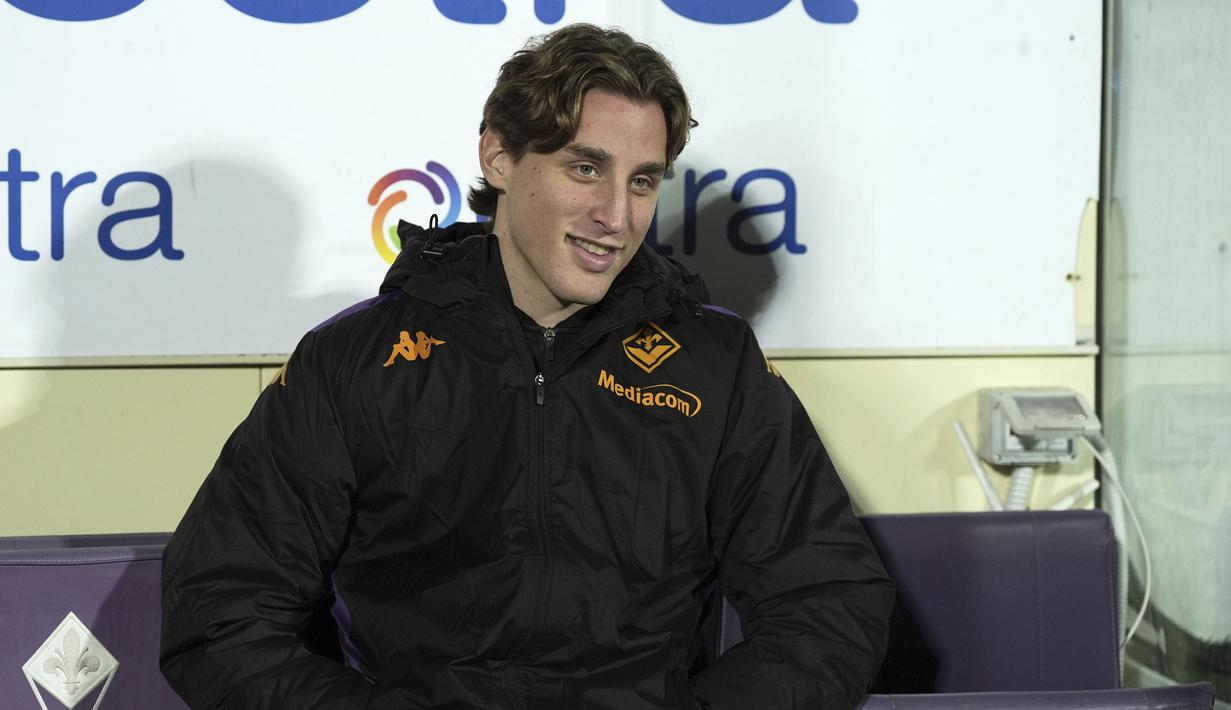 Pemain Fiorentina, Edoardo Bove duduk di bangku cadangan timnya saat laga lanjutan Liga Italia 2024/2025 melawan Udinesie di Artemio Franchi Stadium, Florence, Italia, Minggu (24/12/2024). (AP Photo/LaPresse/Massimo Paolone)
