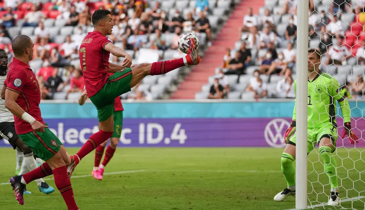 Mendekati akhir pertandingan, Cristiano Ronaldo dan rekannya bersikeras untuk membobol gawang Manuel Neuer. Namun usaha mereka harus terhenti oleh peluit panjang akhir pertandingan. Skor akhir 4-2 dengan keunggulan Jerman. (Foto: AFP/Pool/Matthias Schrader)