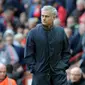 Manajer Manchester United Jose Mourinho melihat pemainnya bertanding melawan Arsenal saat pertandingan Liga Inggris di stadion Old Trafford di Manchester (29/4). (AP Photo / Rui Vieira)