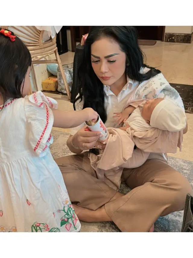 6 Potret Krisdayanti saat Main Bareng Dua Cucu, Ameena dan Azura Bikin Gemas