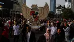 Warga membawa lambang Garuda Pancasila saat Kirab Pancasila pada Hari Bebas Kendaraan Bermotor (HBKB) di kawasan Bundaran HI, Jakarta, Minggu (28/5/2023). (Liputan6.com/Johan Tallo)