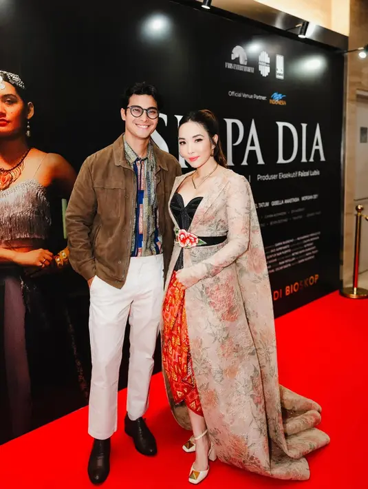 Penyanyi sekaligus aktris ini tampil memukau dalam balutan busana rancangan desainer Eddy Betty, yang menghadirkan sentuhan wastra Indonesia dalam gaya modern nan elegan. [@cintabrian].