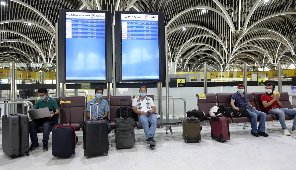 Para penumpang yang mengenakan masker menunggu penerbangan di Bandara Internasional Baghdad di Baghdad, Irak, 23 Juli 2020. Otoritas Penerbangan Sipil Irak membuka kembali penerbangan internasional reguler pada Kamis (23/7), kendati total infeksi COVID-19 di negara itu mencapai 102.226. (Xinhua)