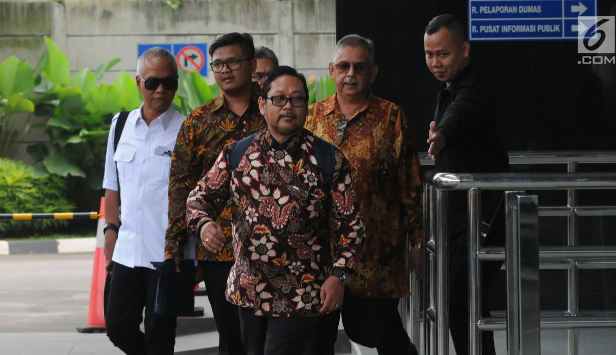 Direktur Utama PT PLN (Persero) nonaktif, Sofyan Basir (kedua kanan) tiba untuk menjalani pemeriksaan di Gedung KPK Jakarta, Senin (6/5/2019). Sofyan Basir diperiksa perdana sebagai tersangka kasus dugaan suap terkait kesepakatan kontrak kerja sama pembangunan PLTU Riau-1. (merdeka.com/Dwi Narwoko)