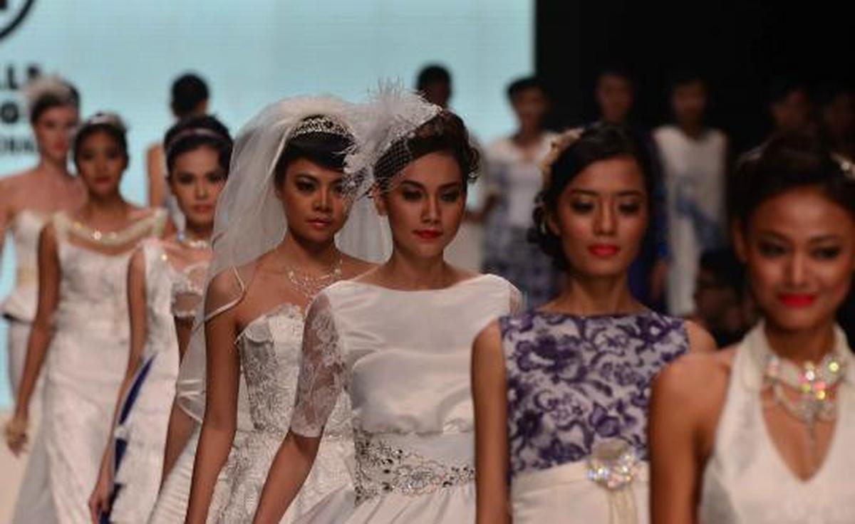 Puluhan model tampil di Jakarta Fashion Week 2013