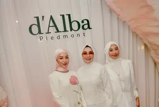 Baik Nikita Willy, Yora Febrina, dan Winona Willy tampil serasi dalam balutan busana bernuansa putih yang memberikan kesan elegan sekaligus santun. [@yorafebrina].