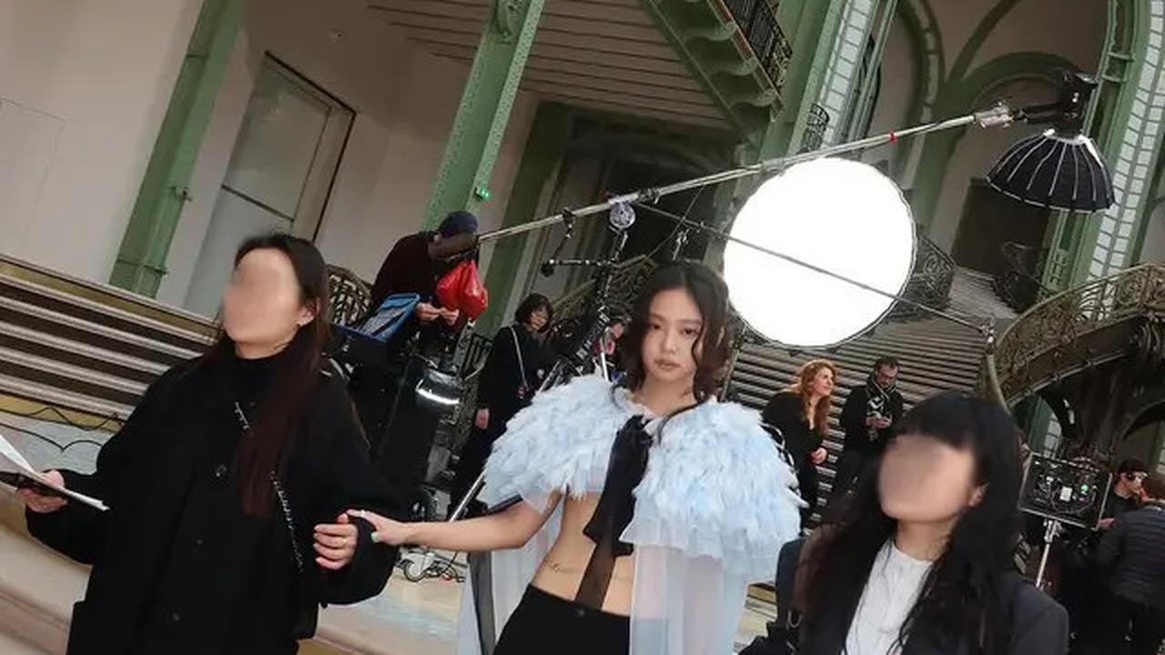 6 Gaya Jennie Blackpink dengan Sheer Bra dan Cape Dramatis di Chanel SS25 Couture Show, Akrab Bareng Kylie Jenner