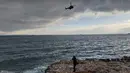 <p>Penjaga pantai Yunani melakukan operasi pencarian dan penyelamatan di lepas pantai Pulau Lesbos pada 6 Februari 2023. Sebuah kapal yang membawa migran dari negara tetangga Turki tenggelam di lepas pantai. (Handout/Hellenic Coast Guard/AFP)</p>