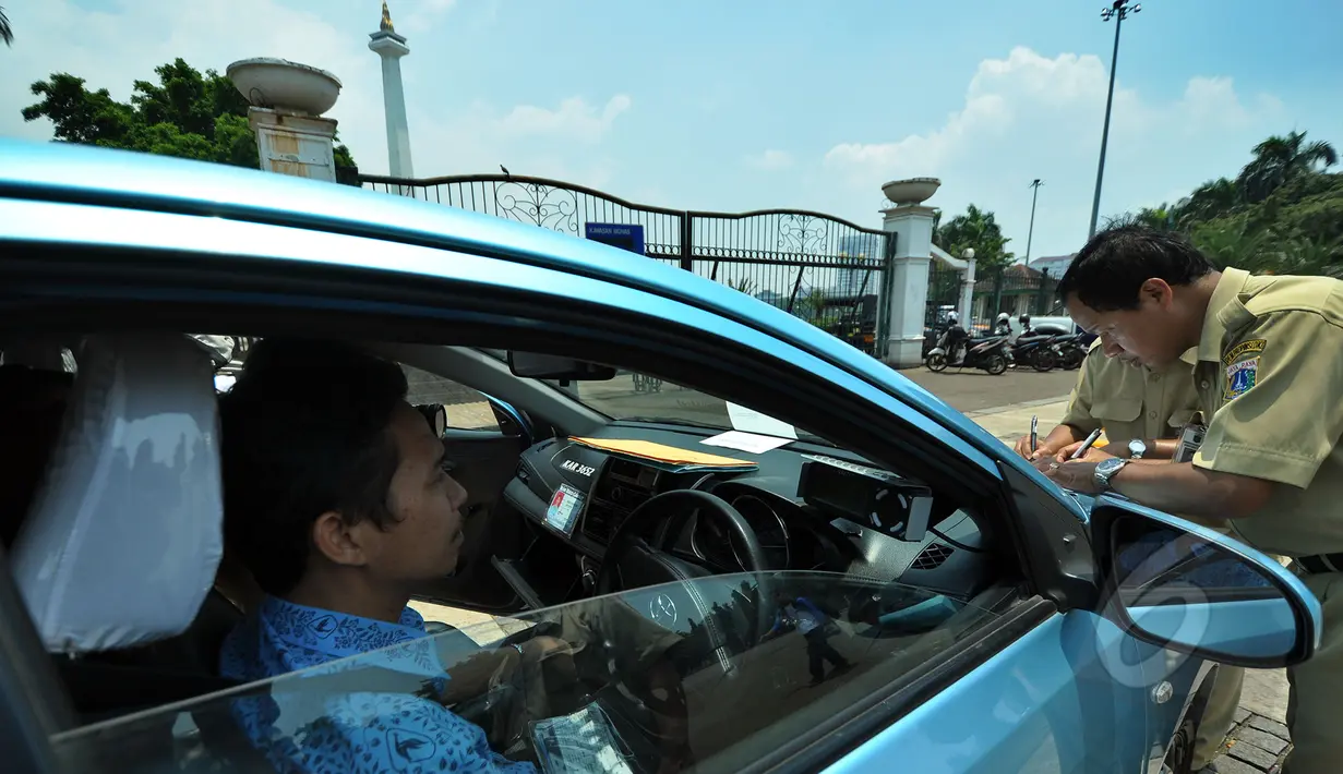 Pemeriksaan Meter Taksi - Foto Liputan6.com
