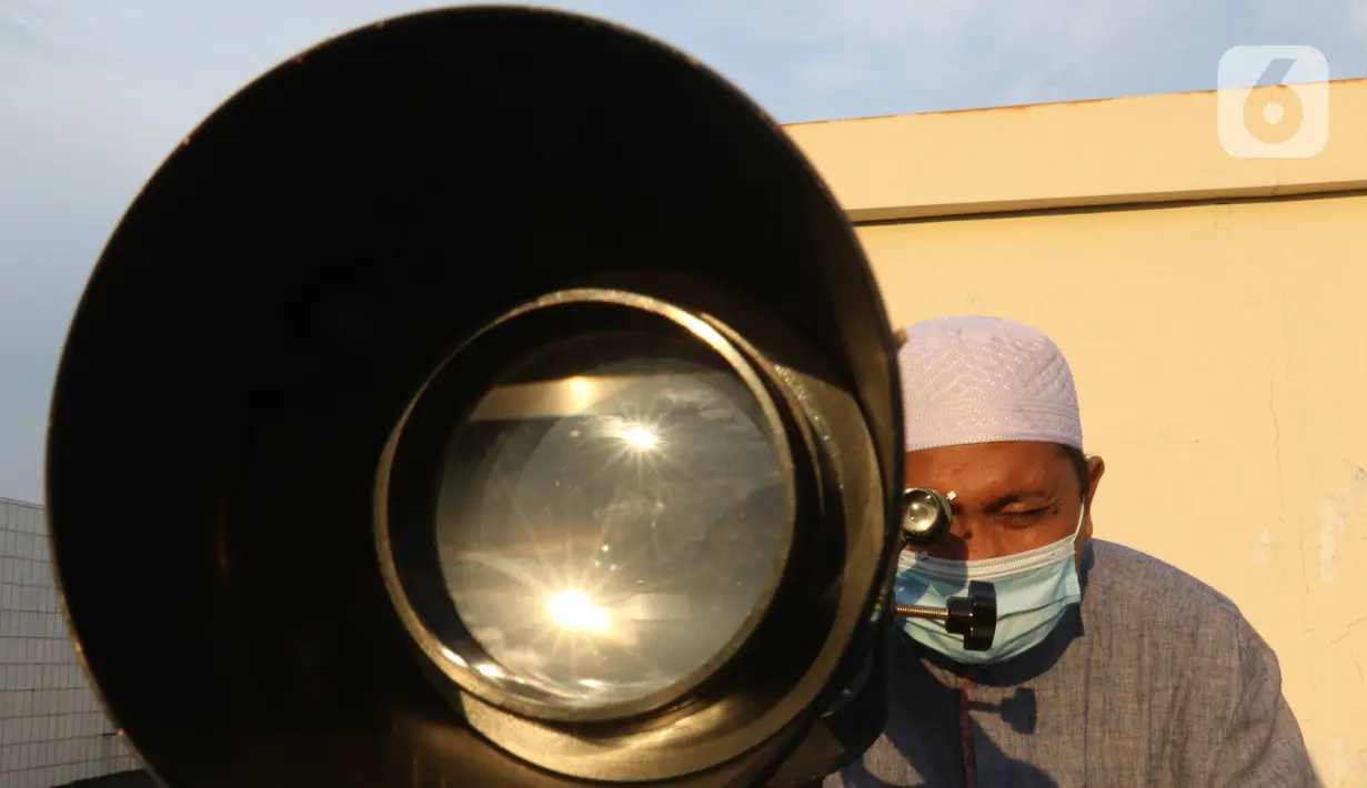 Petugas saat memantau hilal di Kantor Wilayah Kementerian Agama Provinsi DKI Jakarta, Cipinang, Jakarta, Jumat (1/4/2022). Kementerian Agama melakukan pemantauan hilal di 101 lokasi di sejumlah wilayah di Indonesia untuk menentukan 1 Ramadhan 1443 Hijriah.(Liputan6.com/Herman Zakharia)
