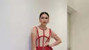 Potret Ayu Ting Ting kenakan dress batik A-line dari Amanda Hartanto ini juga tak kalah menarik. (Instagram/amandahartantobatik).