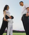 Nikita Willy baru saja mengumumkan kehamilan anak keduanya. Dalam beberapa potret yang diunggah, Nikita Willy tampil kompak dengan Issa, anak pertamanya mengenakan outfit berwarna putih dan hitam. [Foto: Instagram/nikitawillyofficial94]