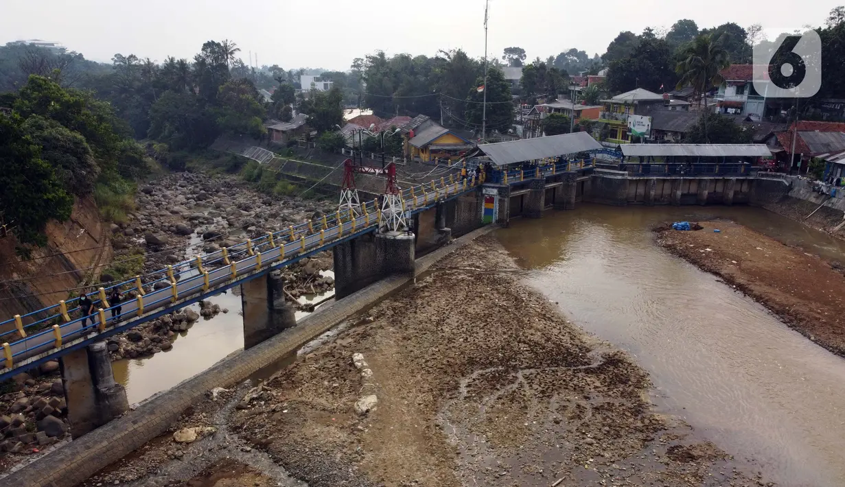 Foto udara memperlihatkan kondisi Bendung Katulampa, Kota Bogor, Jawa Barat, Senin (3/8/2020). Debit air sungai Ciliwung di Bendung Katulampa mengalami penyusutan sejak satu bulan terakhir memasuki awal musim kemarau dengan ketinggan air 0 cm. (Liputan6.com/Helmi Fithriansyah)
