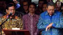 Ketum Partai Gerindra Prabowo Subianto (kiri) bersama Ketum Partai Demokrat Susilo Bambang Yudhoyono atau SBY (kanan) memberi keterangan usai bertemu di Jakarta, Senin (30/7). Demokrat mengusung Prabowo sebagai capres 2019. (Liputan6.com/JohanTallo)