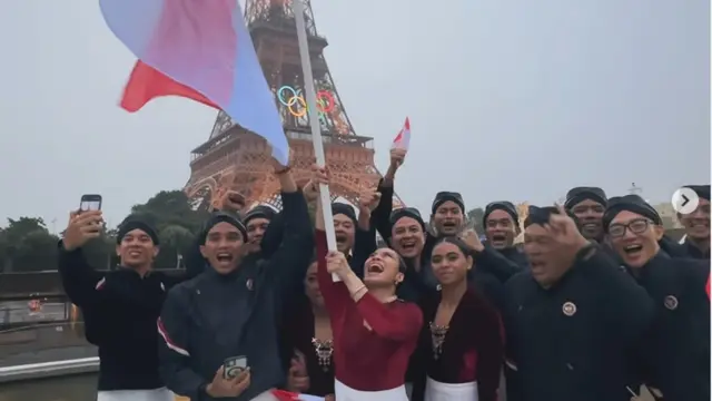 6 Potret Tim Indonesia di Opening Olimpiade Paris 2024, Semangat Kibar Merah Putih