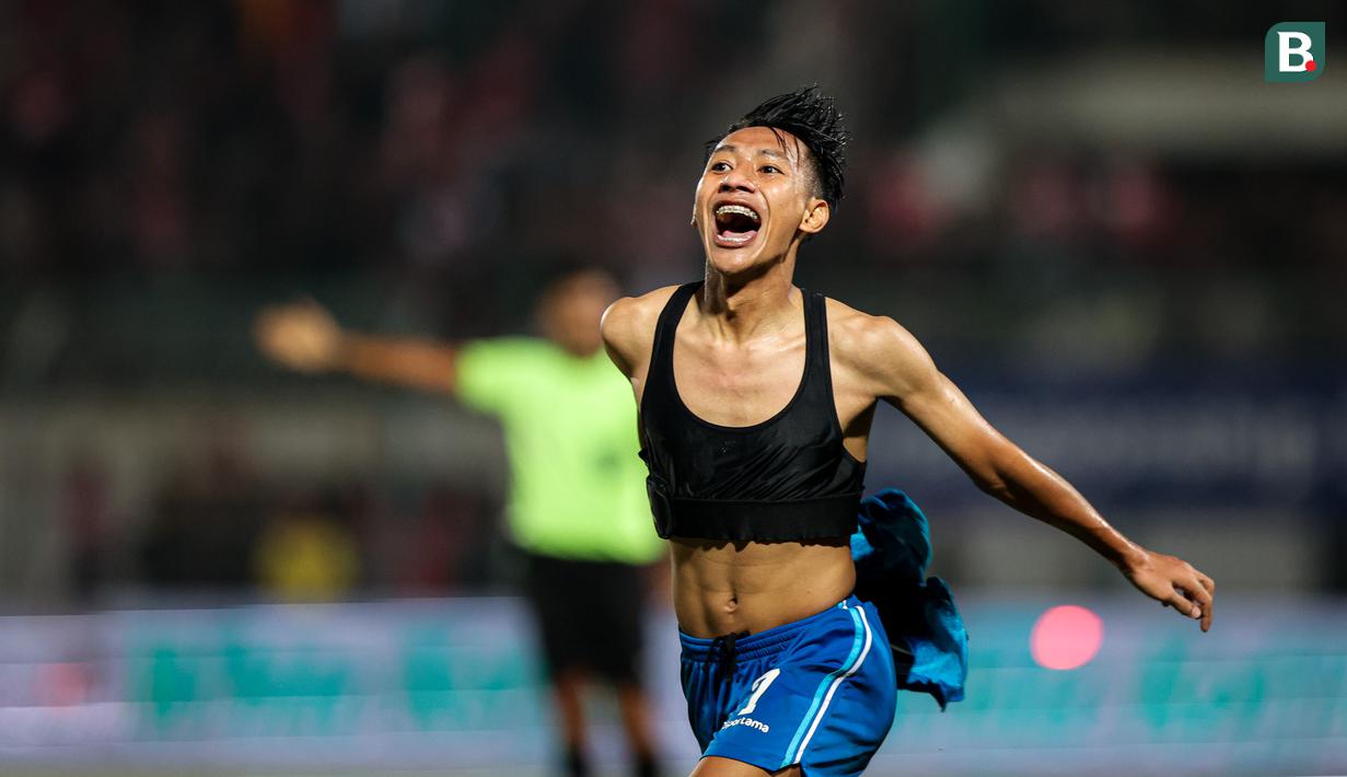 Selebrasi gelandang Persib Bandung, Beckham Putra setelah mencetak gol ketiga timnya ke gawang Madura United pada laga leg kedua final Championship Series BRI Liga 1 2023/2024 di Stadion Gelora Bangkalan, Madura, Jumat (31/5/2024). (Bola.com/Bagaskara Lazuardi)