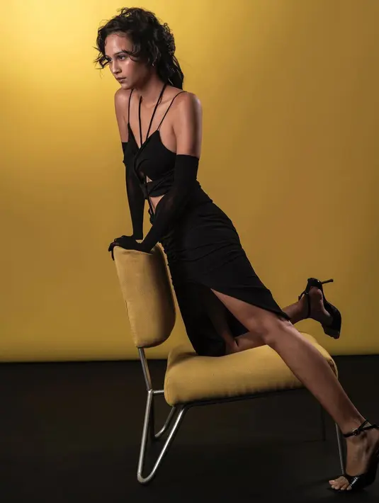 <p>Untuk sebuah photoshoot, penampilan Lutesha juga tak kalah menarik. Dalam cut-out dress hitam, Lutesha menyempurnakan penampilannya dengan tatanan rambut yang tak biasa dan makeup bold yang senada. Foto: Instagram.</p>