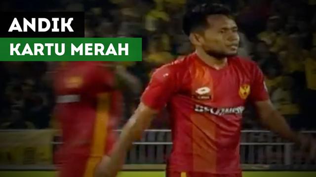 Berita video tekel Andik Vermansah yang berbuah kartu merah untuk dirinya di Liga Super Malaysia pada Selasa (11/7/2017).