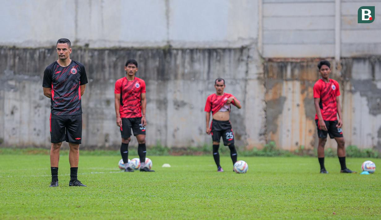 <p>Pelatih baru Persija Jakarta, Carlos Pena saat memimpin latihan perdana yang berlangsung di Nirwana Park, Bojongsari, Sawangan, Sabtu (29/06/2024). (Bola.com/Bagaskara Lazuardi)</p>