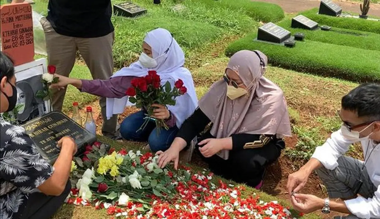 Artis Nyekar ke Makam Rina Gunawan ada Melly Goeslaw, Anto Hoed, Deswita Maharani, Ferry Maryadi dan Hedi Yunus. (dok. Kapanlagi Irfan Kafri)
