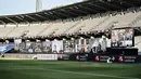 Penonton menyaksikan pertandingan Liga Denmark antara AGF dengan Randers FC melalui aplikasi video conference di Ceres Park, Aarhus, Denmark, Kamis (28/5/2020). Laga ini menjadi pertandingan pertama yang melibatkan suporter melalui aplikasi pertemuan virtual. (Henning Bagger/Ritzau Scanpix via AP)