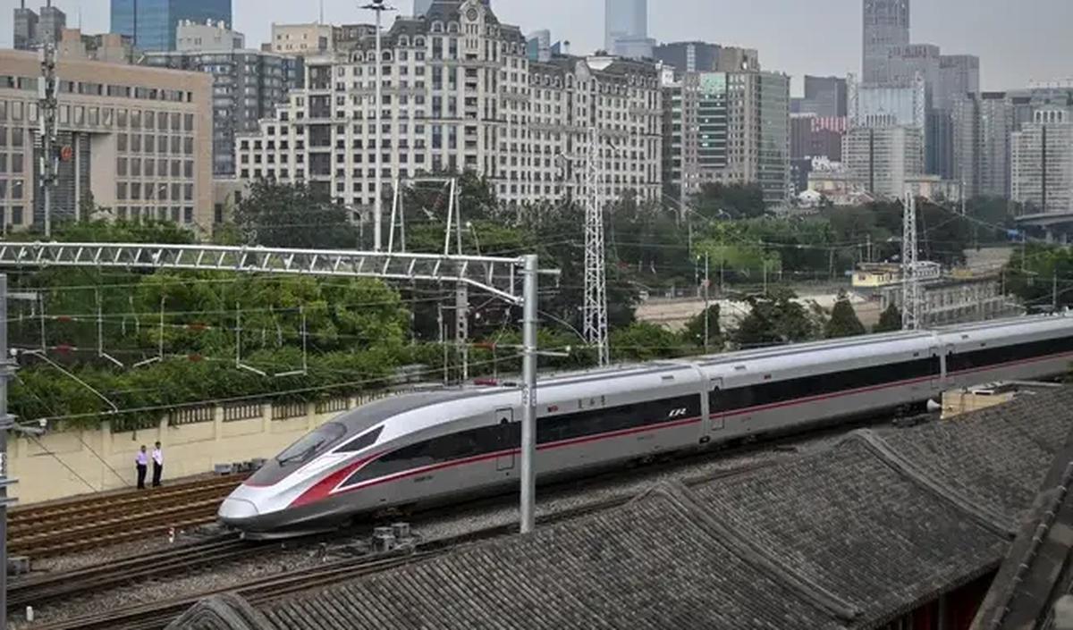 Berdasarkan pembahasan di Kemenhub, proyek kereta cepat sampai Surabaya dilakukan setelah proyek kereta cepat dari Jakarta sampai Stasiun Tegalluar, Kabupaten Bandung, rampung sepenuhnya.