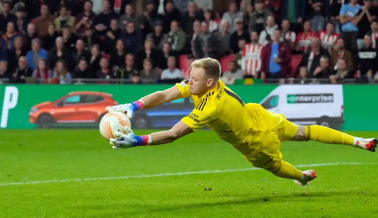 Penjaga gawang Arsenal Aaron Ramsdale melakukan penyelamatan saat melawan PSV Eindhoven pada pertandingan sepak bola Grup A Liga Europa di Stadion Philips, Eindhoven, Belanda, 27 Oktober 2022. Arsenal kalah 0-2 dari PSV Eindhoven. (AP Photo/Peter Dejong)