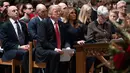 Presiden AS Donald Trump dan Ibu Negara Melania Trump menghadiri Misa Malam Natal di Washington National Cathedral di Washington, DC, (24/12). (AFP Photo/Saul Loeb)