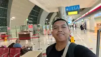Jurnalis Bola.com, Hery Kurniawan, transit sejenak di Dubai, Uni Emirat Arab, sebelum melanjutkan penerbangan ke New York, Amerika Serikat, untuk meliput Piala Dunia 2026. (Bola.com/Hery Kurniawan)