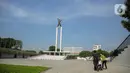 Warga mendampingi anaknya bermain sepeda di Lapangan Banteng, Jakarta, Sabtu (23/10/2021). Pemerintah Provinsi DKI Jakarta akan membuka 59 ruang terbuka hijau (RTH). (Liputan6.com/Faizal Fanani)