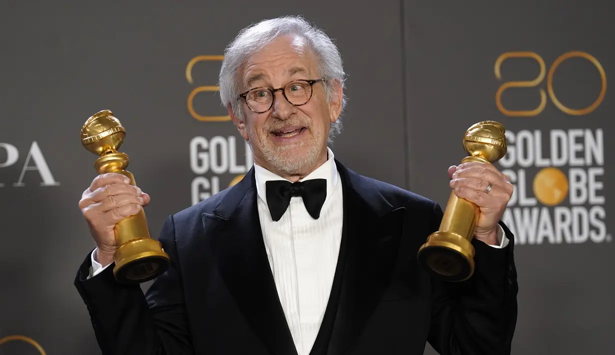Steven Spielberg berpose dengan penghargaan untuk Best Director dan Best Picture- Motion Picture - Drama untuk film The Fabelmans di ajang Golden Globes Awards 2023 di The Beverly Hilton, Beverly Hills, California (10/1/2023). Steven Spielberg mengungguli nomine lainnya yakni James Cameron, Daniel Kwan dan Daniel Scheinert, Baz Luhrmann, serta Martin McDonagh. (Photo by Chris Pizzello/Invision/AP)