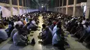 Ribuan umat muslim menunggu buka puasa di Masjid Istiqlal, Jakarta, Kamis (17/5). Panitia menyediakan 3.500 paket makanan untuk buka puasa bersama. (Liputan6.com/Arya Manggala)