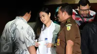 Terdakwa kasus dugaan pembunuhan Wayan Mirna Salihin, Jessica Kumala Wongso (tengah) digiring keluar ruang sidang saat jeda pembacaan nota replik JPU pada sidang lanjutan di PN Jakarta Pusat, Senin (17/10). (Liputan6.com/Helmi Fithriansyah)