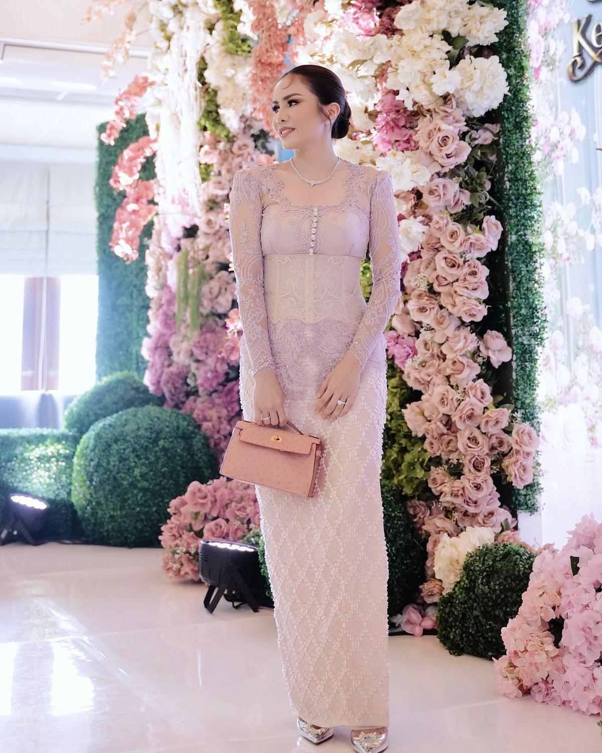 Curi Perhatian, Begini Gaya Momo Geisha Datang ke Kondangan