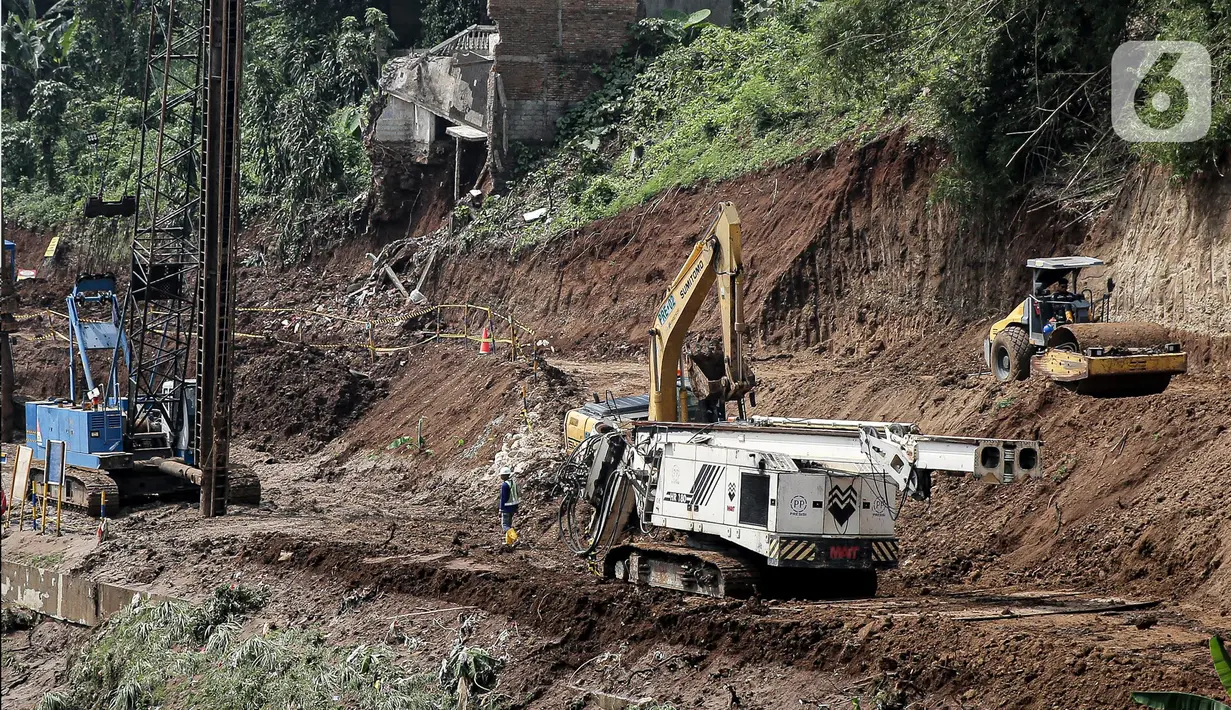 <p>Kendaraan Konstruksi di lokasi pembangunan saringan sampah di Kali Ciliwung pada segmen TB Simatupang di perbatasan Pasar Rebo, Jakarta, Rabu (12/10/2022). Pembangunan saringan itu bertujuan menampung sampah yang datang menuju Jakarta. (Liputan6.com/Faizal Fanani)</p>