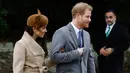 Pangeran Harry dan sang tunangan, Meghan Markle menghadiri tradisi pelayanan gereja di hari Natal Kerajaan Inggris di Gereja St. Mary Magdalene, Sandringham, Senin (25/12). Tahun ini, Markle menjadi anggota baru pada perayaan tersebut. (AP/Alastair Grant)