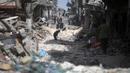 Warga Palestina mengunjungi rumah mereka yang hancur setelah pasukan Israel meninggalkan Khan Younis, Jalur Gaza, Rabu, 6 Maret 2024. (AP Photo/Mohammed Dahman)