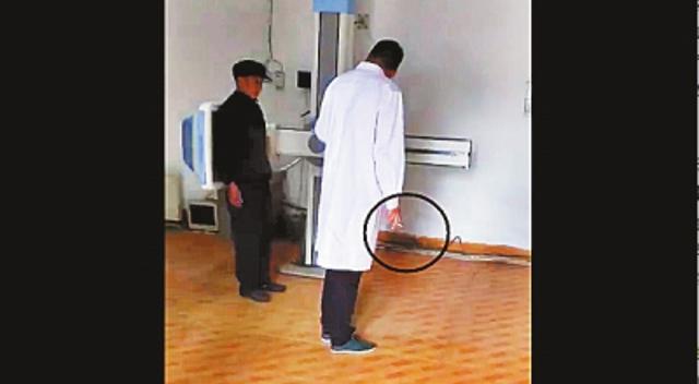 Dokter yang memeriksa pasien dengan membawa rokok di tangan kanannya | Photo: Copyright shanghaiist.com