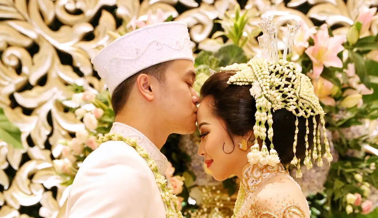 Kisah cinta pasangan Karina Salim dan Aldy Primanda akhirnya diresmikan. Setelah delapan tahun pacaran, pasangan ini akhirnya meresmikan hubungannya, Sabtu (18/3) pagi. (Adrian Putra/Bintang.com)