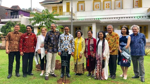 Gubernur Jakarta Anies Baswedan dan Duta Besar Inggris Moazzam Malik menanam pohon untuk menandai 70 tahun hubungan diplomatik antara Inggris dan Indonesia di Museum Perumusan Naskah Proklamasi (Ratu Annisaa Suryasumirat / Liputan6.com)