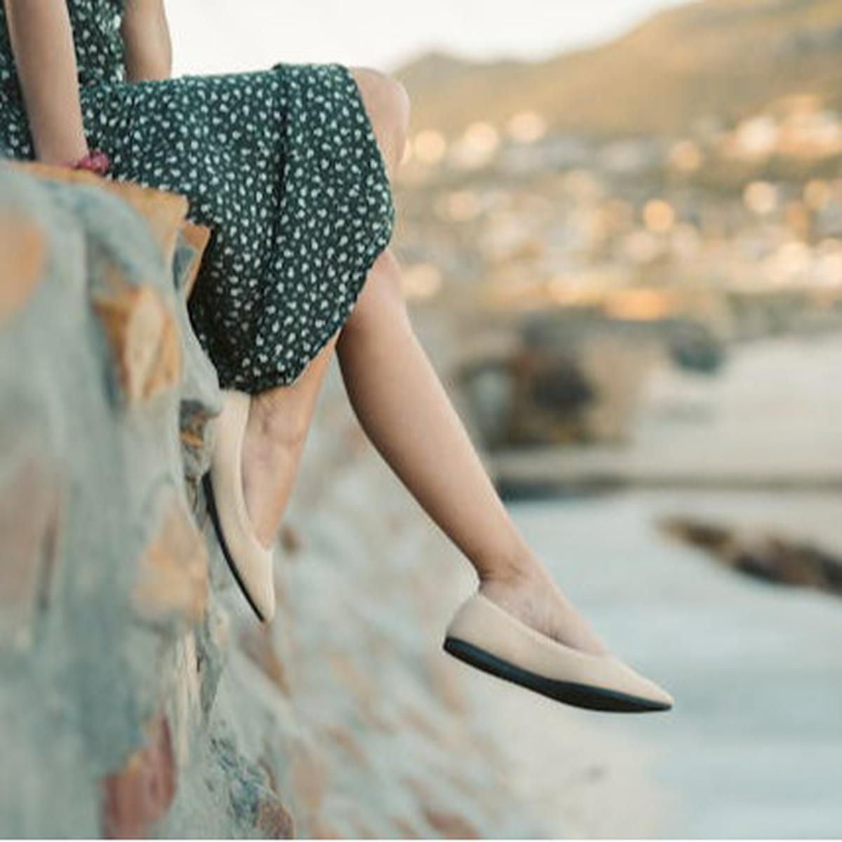 Ilustrasi Wanita yang Memakai Sleek Flats