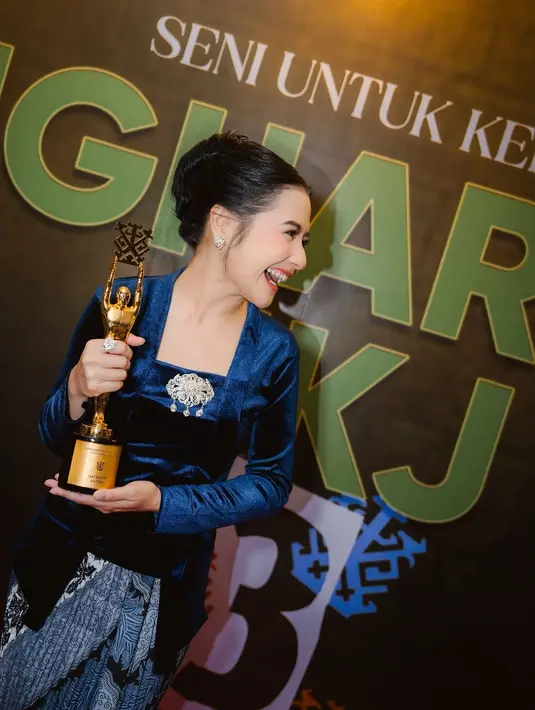 "Bersyukur sekali semalam saya menerima penghargaan kategori Aktris dari @ikjawards," tulis Prilly. [Foto: Instagram/prillylatuconsina96]