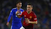 Gelandang Manchester United, Ander Herrera, merayakan gol yang dicetaknya ke gawang Cardiff pada laga Premier League di Stadion Cardiff City, Wales, Sabtu (22/12). Cardiff kalah 1-5 dari MU. (AFP/Geoff Caddick)