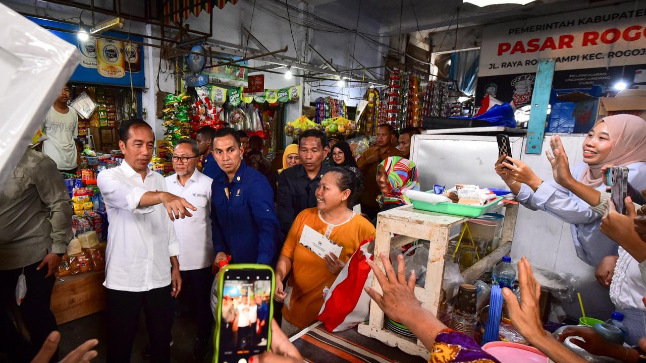 Presiden Jokowi meninjau harga sembako di Pasar Rogojampi Banyuwangi (Istimewa)