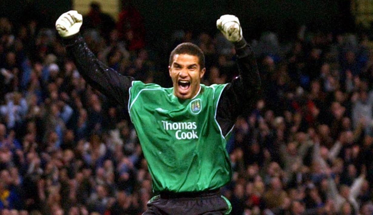Kiper dengan penyelamatan penalti terbanyak dalam sejarah Liga Inggris adalah David James. Ia tercatat telah melakukan penyelamatan sebanyak 13 kali bersama beberapa klub seperti Liverpool, Manchester City, dan West Ham. (AFP/Paul Baker)
